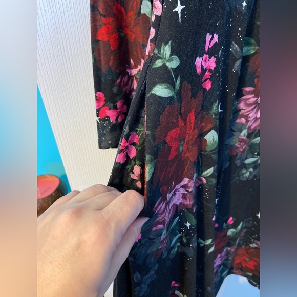 Torrid Super Soft Lace Bell Sleeve Dress; Black Floral; Size 00 (10) - Picture 7 of 11